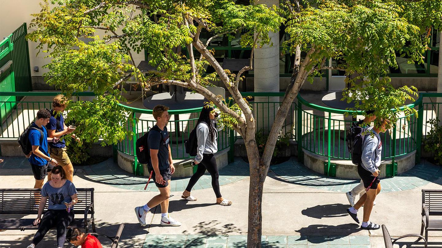 Media masthead - 2880x1620 - First year students walking