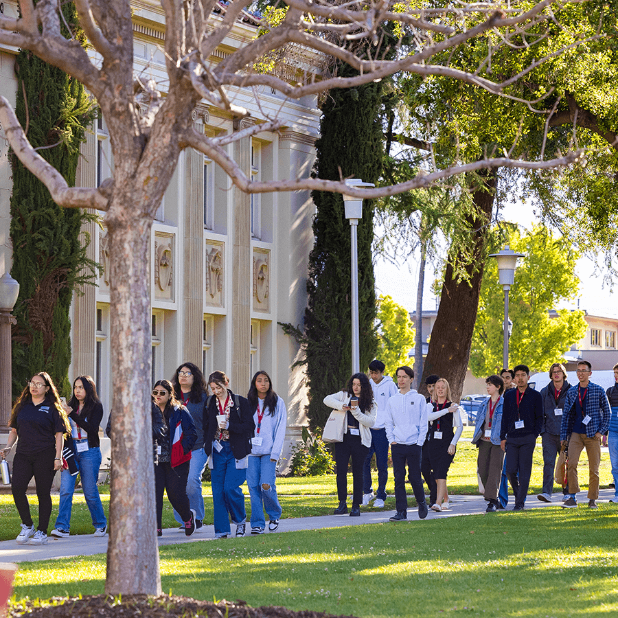 Image Carousel - Campus tour in person