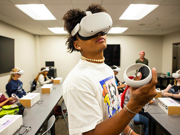 student-learning-virtual-reality