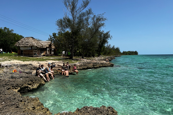 cuba-study-away---beach-group-600x400